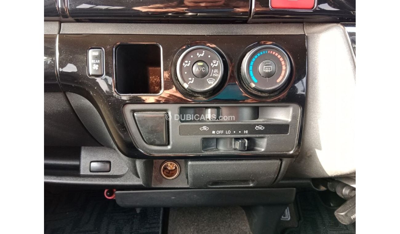 Toyota Hiace TOYOTA HIACE VAN RIGHT HAND DRIVE (PM1326)