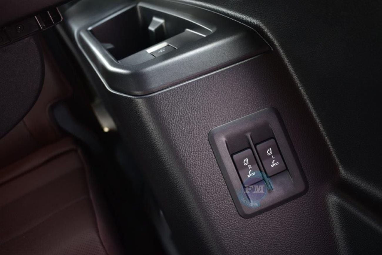 تويوتا برادو Luxury 2.4L Petrol 4WD 7 Seat Automatic