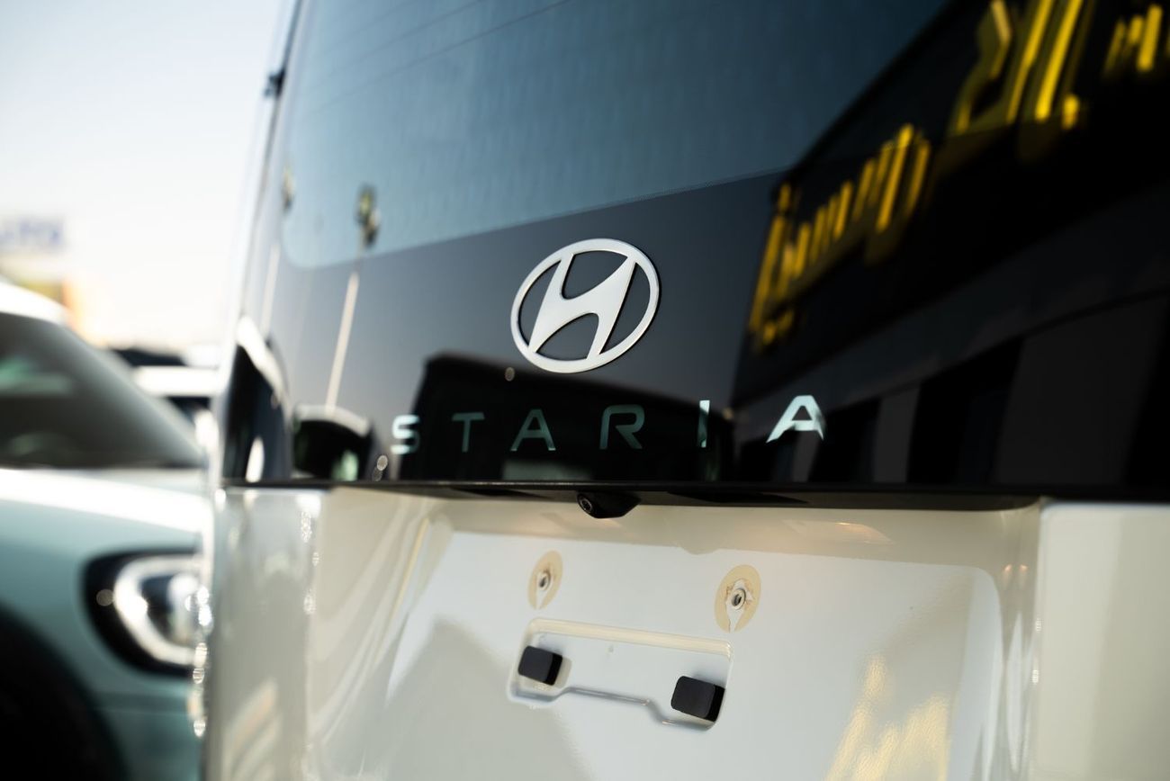 هيونداي ستاريا LUXURY 2025 Brand New 11 Seater Diesel 2.2L Turbo 4 Cylinders GCC