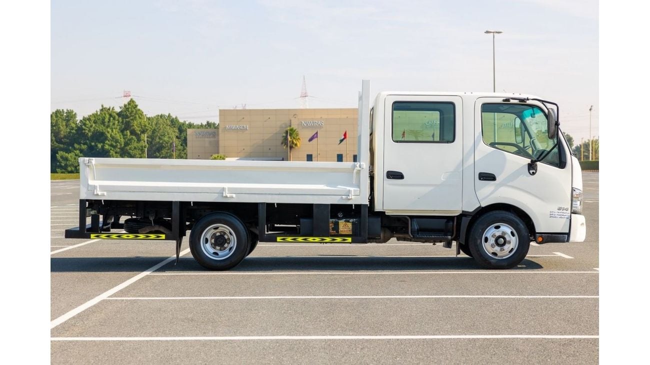 Hino 300 Series 614 2020 / Dual Cab 4.0L RWD / Diesel M/T with Rear AC / Like New Condition / GCC Specs