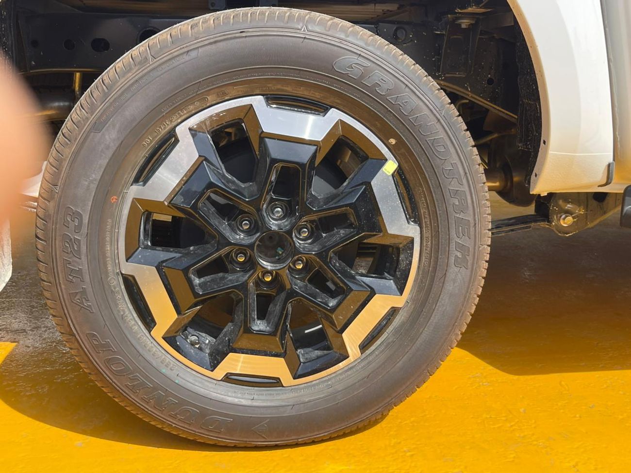 Nissan Navara Std 2.5L 4WD M/T Nissan Navara Double Cab  2.5L Petrol 4WD 5 Seater MT White