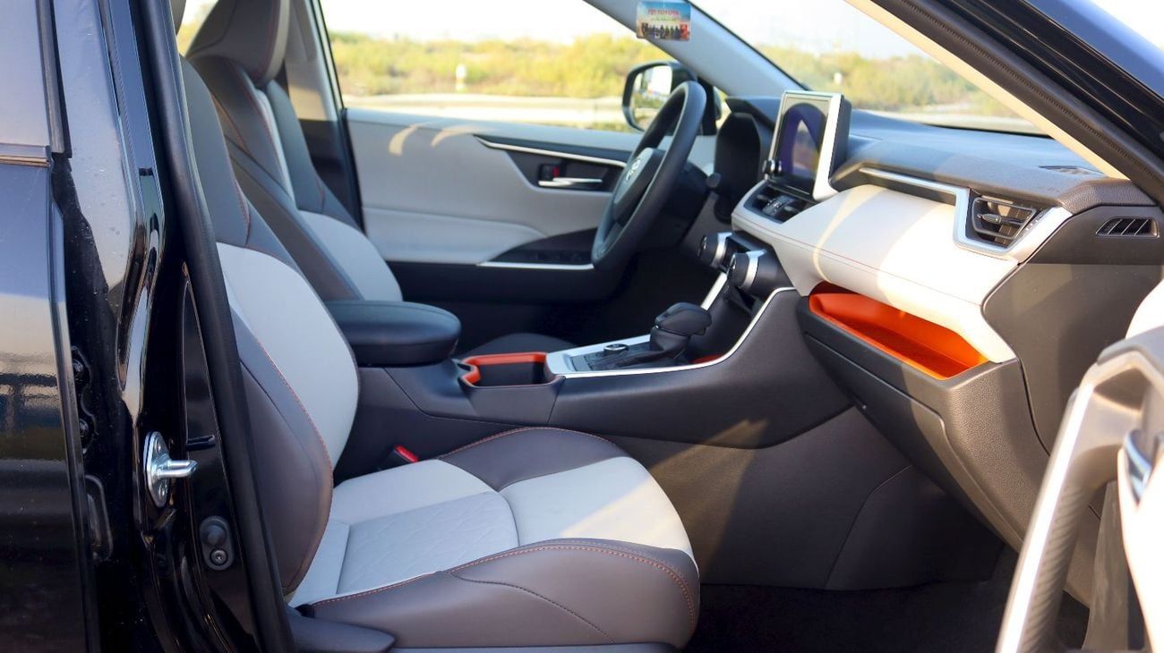 تويوتا راف ٤ مزود برادار | شاحن لاسلكي | عجلات ألمنيوم قياس 19 بوصة | مواصفات خليجية | فتحة سقف بانورامية