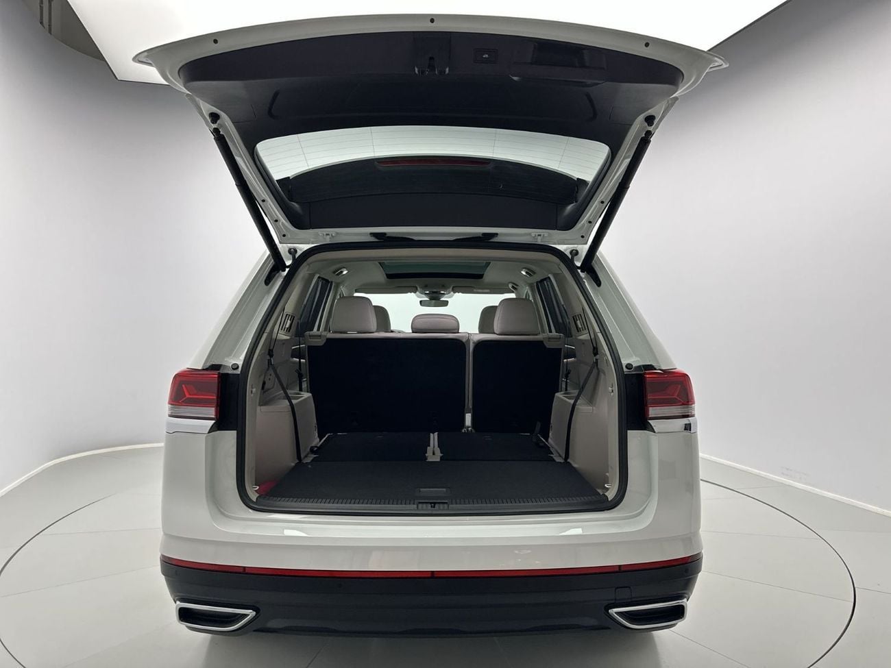 Volkswagen Teramont R-Line 3.6L R-Line 2L (Ref#40231) / 30,100 AED SAVINGS from New Car