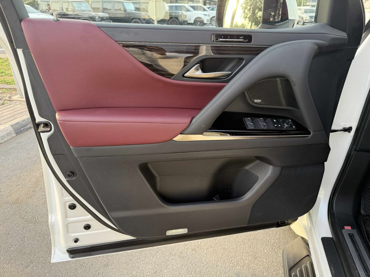 Lexus LX 600 Signature 3.5L ( CYL) GCC SPEC UNDER WARRANTY