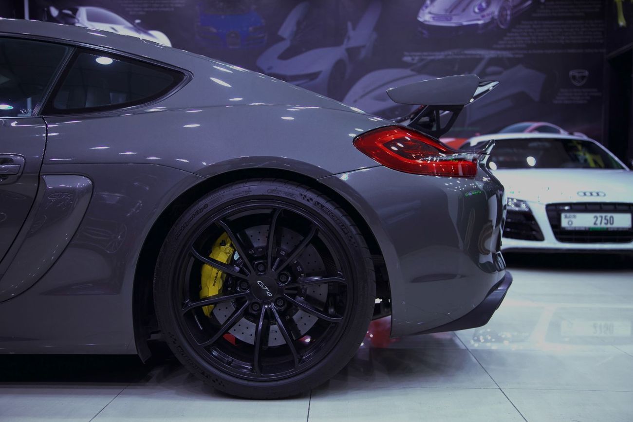 Porsche 718 Cayman GT4 4.0L (420 HP) M/T