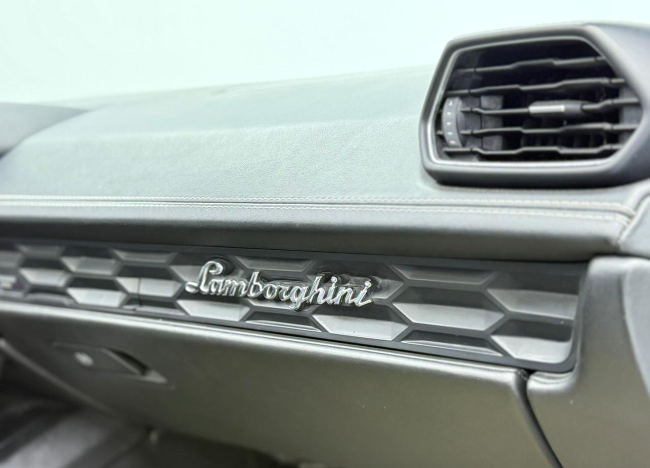 Lamborghini Huracan 2017 Lamborghini Huracan LP610-4 Spyder ,Full Service History ,GCC