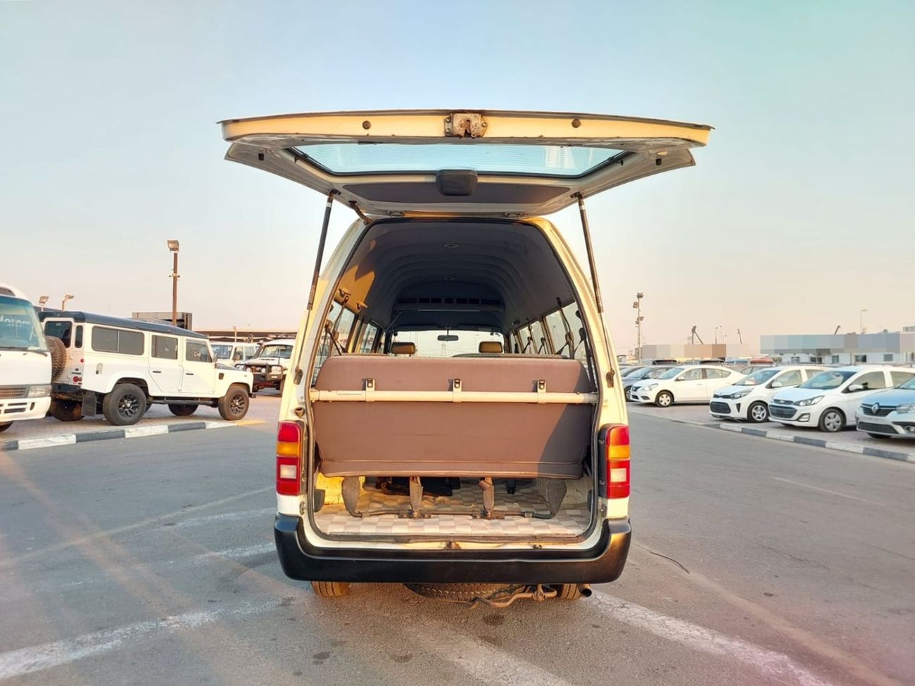 تويوتا هاياس TOYOTA HIACE COMMUTER VAN RHD 2004 MODEL 3.0 L DIESEL MANUAL(PM20757)