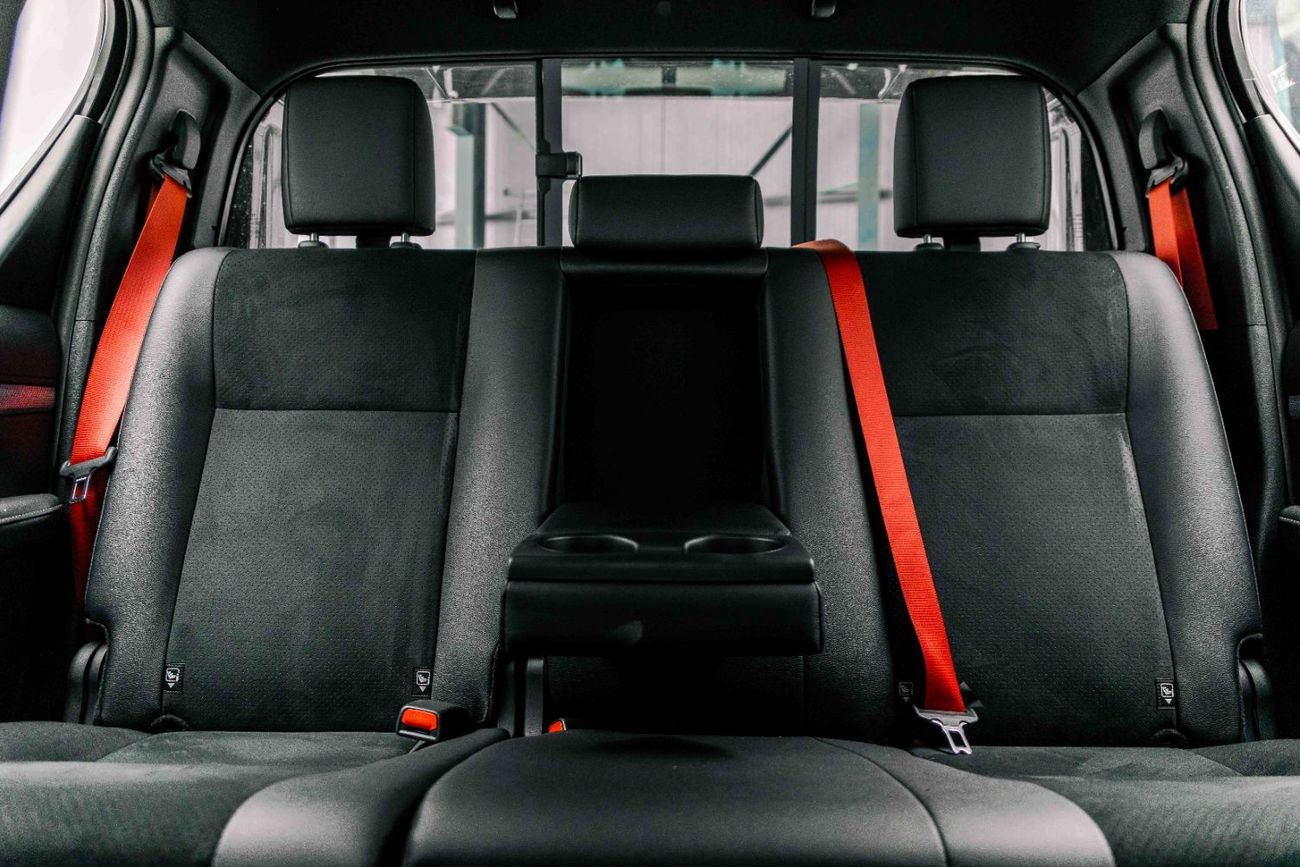 تويوتا هيلوكس 4.0L - Attitude Black Inside GR-S White | Export Only