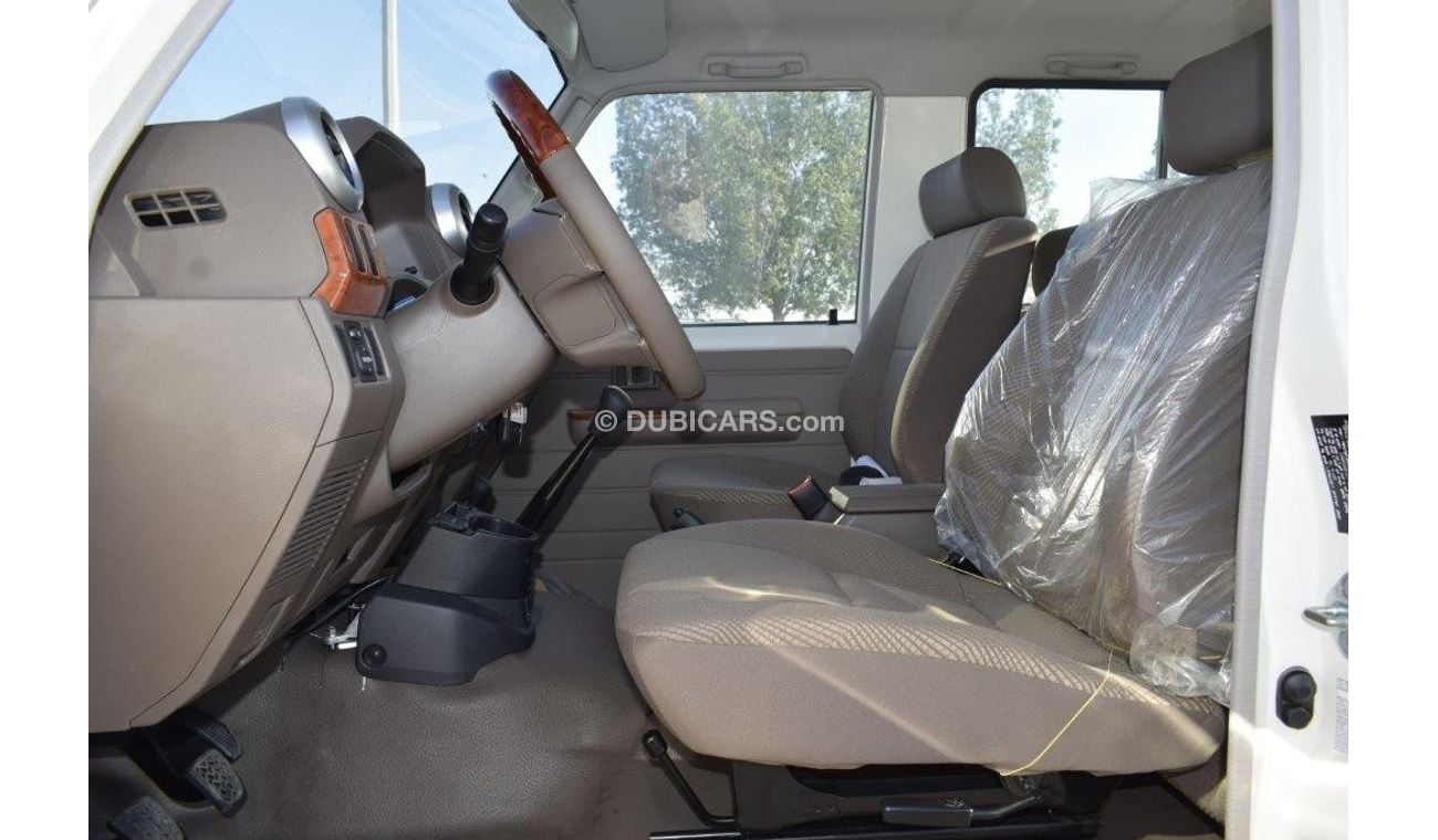 Toyota Land Cruiser 71 HARDTOP SHORT WHEEL BASE V6 4.0L PETROL