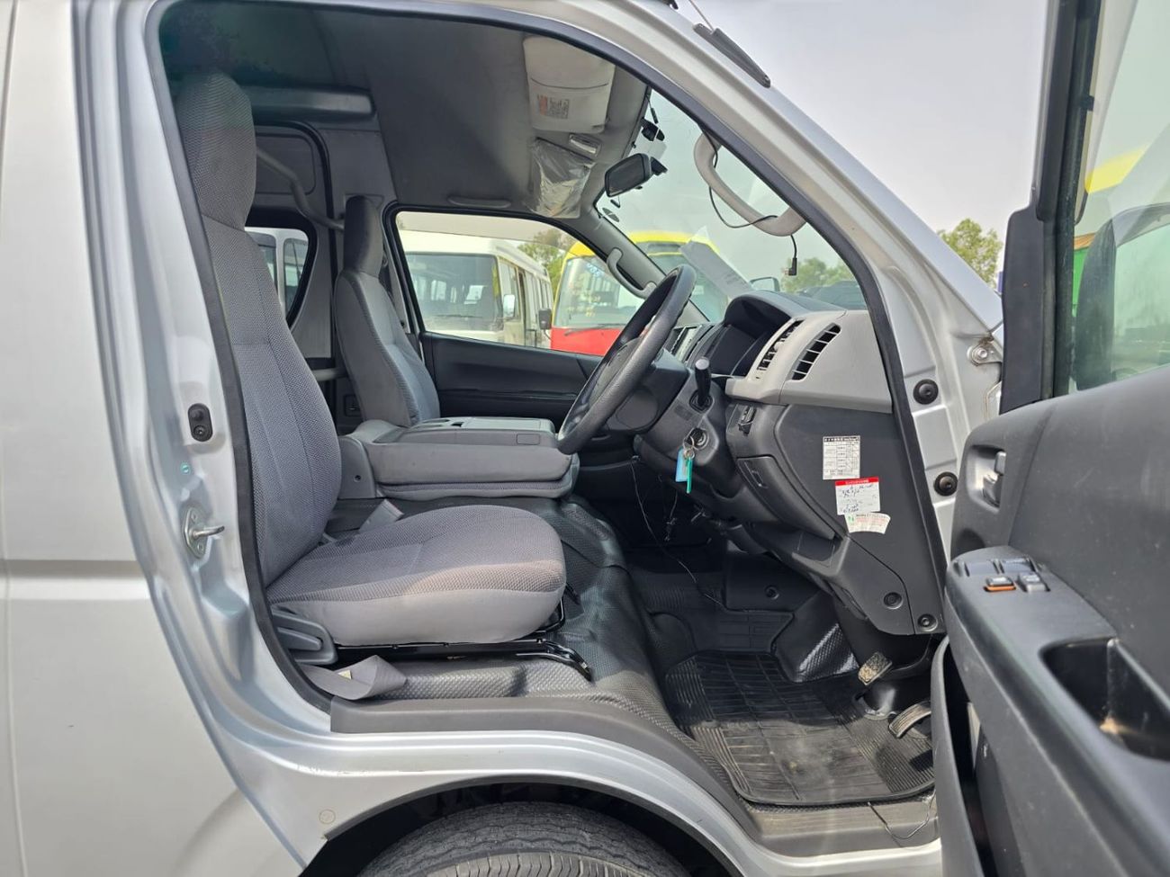 Toyota Hiace TOYOTA HIACE VAN RHD 2006 MODEL 2.5 L DIESEL AUTOMATIC(PM03390)