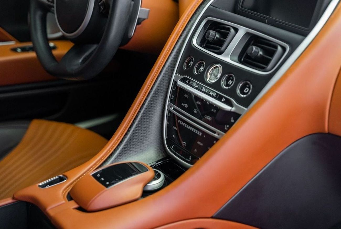 أستون مارتن DB11 Std 4.0L