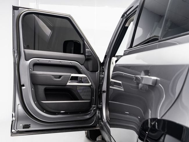 Land Rover Defender P400 110 SE 3.0L (5 Seater) BUY NOW, PAY 2027 THE BLACKLINE STANDARD, миниатюра 29