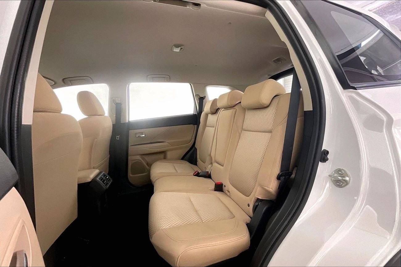 ميتسوبيشي آوتلاندر 2.5 GLX AUTO 4WD 7SEAT ML FABRIC SEATS | شامل الضمان | 0 ﺪﻔﻋﺓ ﺃﻮﻟﻯ