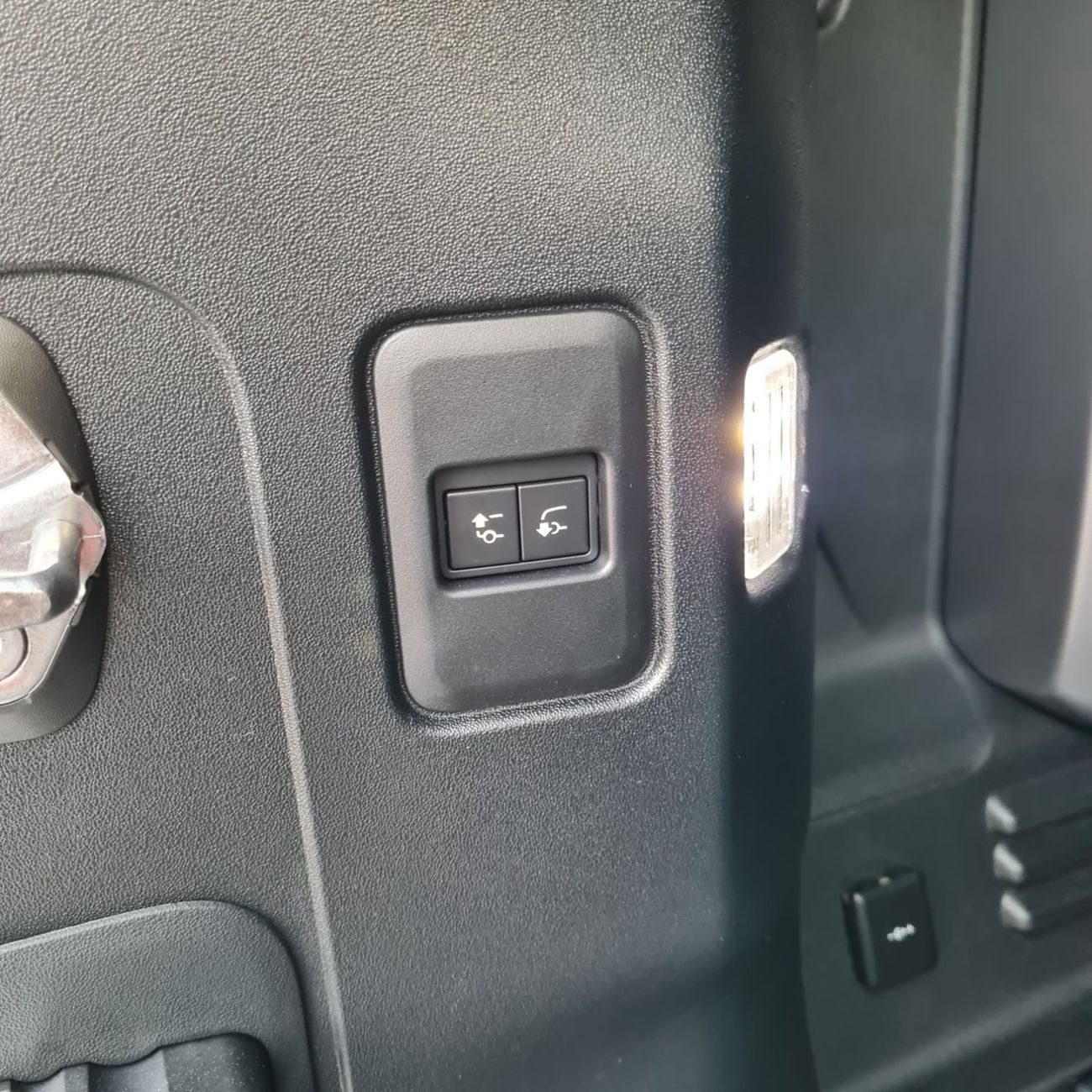 Land Rover Defender 2023 Defender 2.0L Diesel XS Edition 240ps