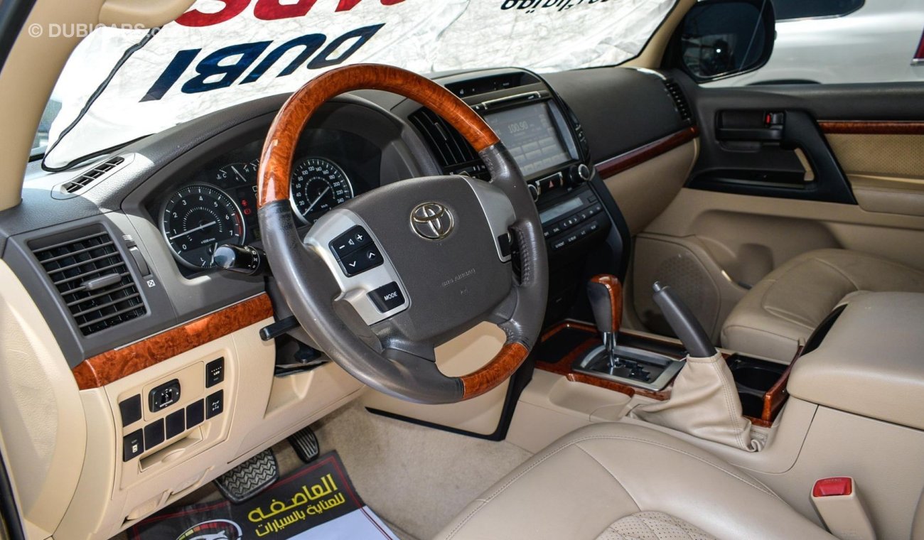 Toyota Land Cruiser GXR V6 With V8 badge