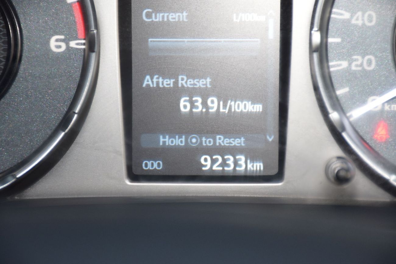 تويوتا هيلوكس AWD A/T Diesel 2.8 (Right Hand Drive)