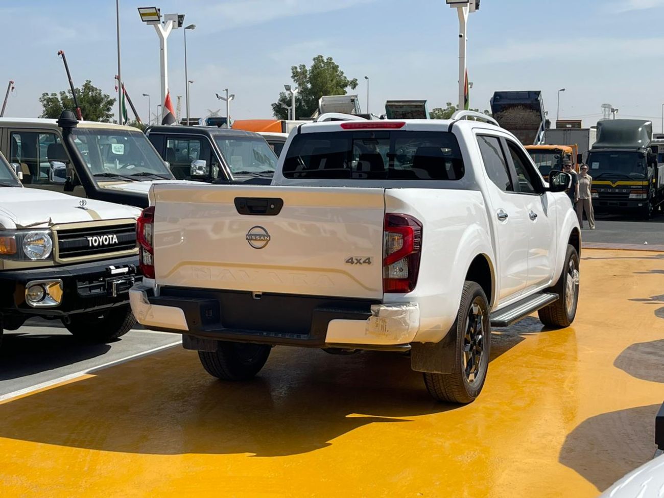 Nissan Navara Std 2.5L 4WD M/T Nissan Navara Double Cab  2.5L Petrol 4WD 5 Seater MT White