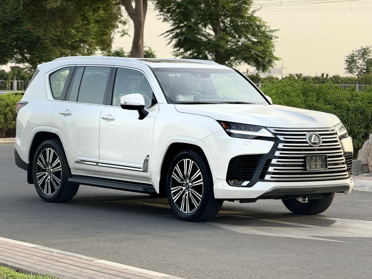 Lexus LX 600 Signature 3.5L ( CYL) GCC SPEC UNDER WARRANTY