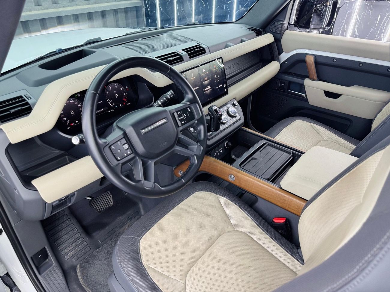 لاند روفر ديفندر P400 110 X-Dynamic SE 3.0L (7 Seater)