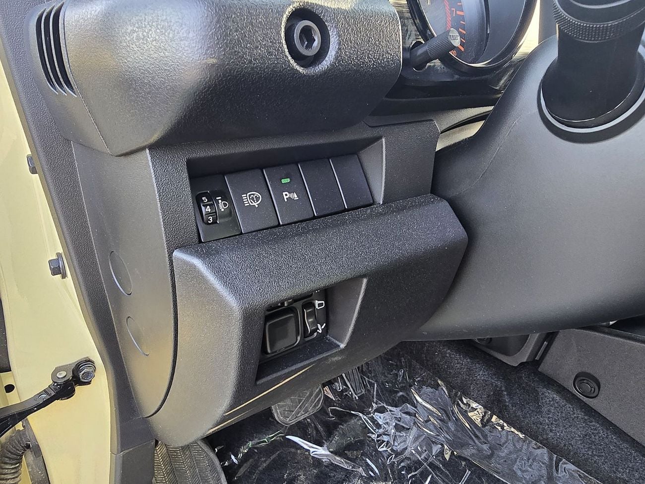 سوزوكي جيمني SUZUKI Jimny GLX 1.5L AT SUV 4WD 5Doors beige color with black roof gcc 2026 model
