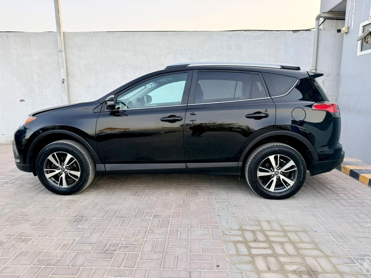 Toyota RAV4 2018 Toyota Rav4 XLE  ADVENTURE 4x4 AWD Full Option
