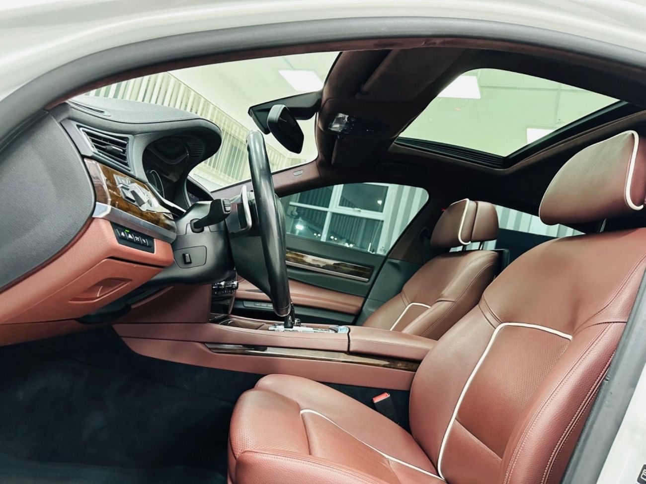 BMW 750Li Exclusive GCC .. Perfect Condition .. Top Range .. V8 ..