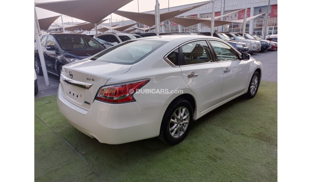 نيسان ألتيما خليجى موديل 2015 لون أبيض داخل بيج مثبت سرعة تحكم رنجات حساسات شاشة بحالة ممتازة لاتحتاج لأى مصاريف