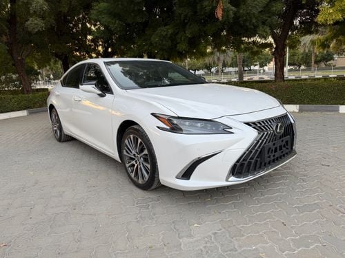لكزس ES300h full Option 2024 Hybrid