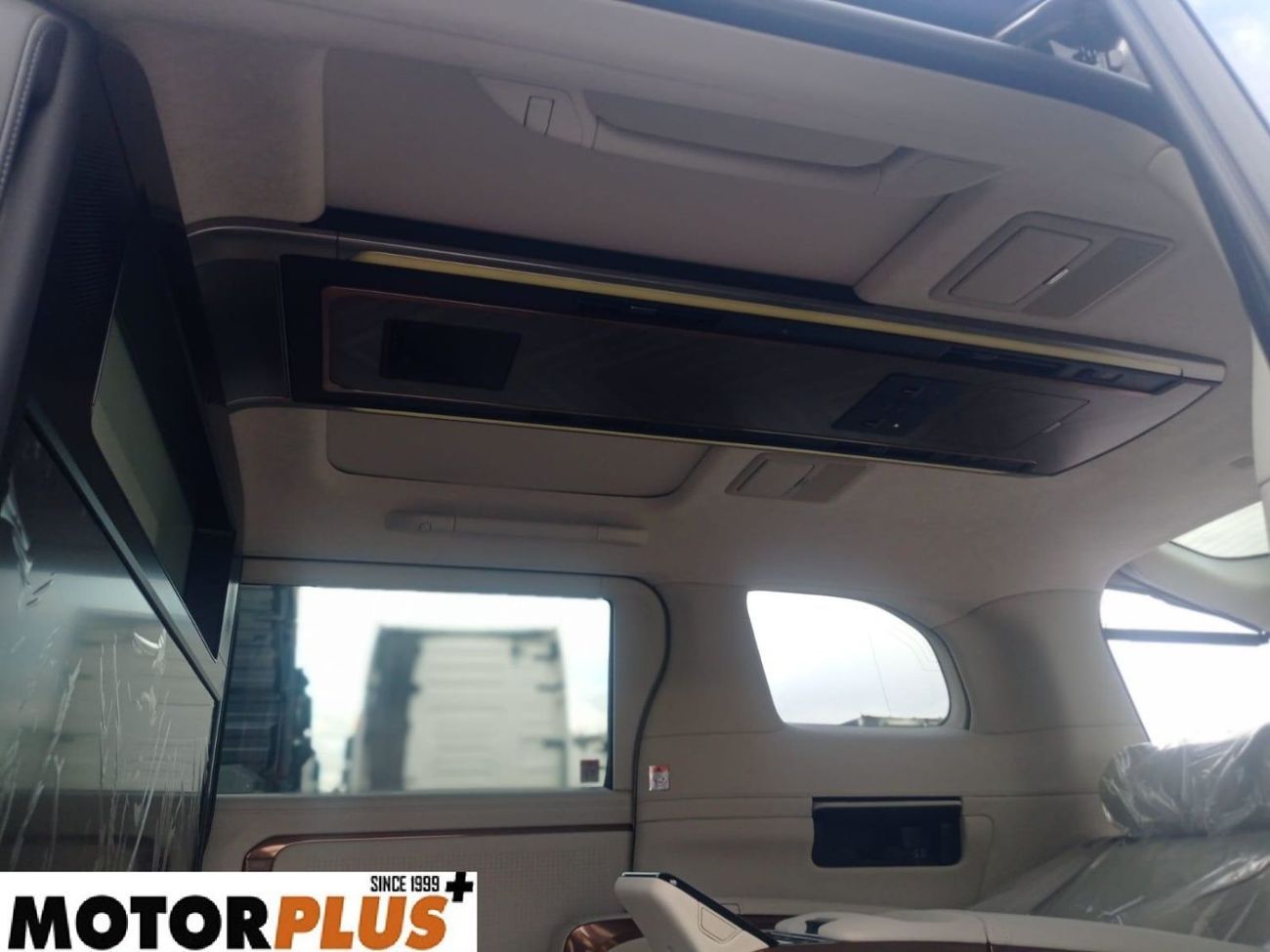 لكزس LM 350h Hybrid 4 Seater 2025 - Ready Stock!