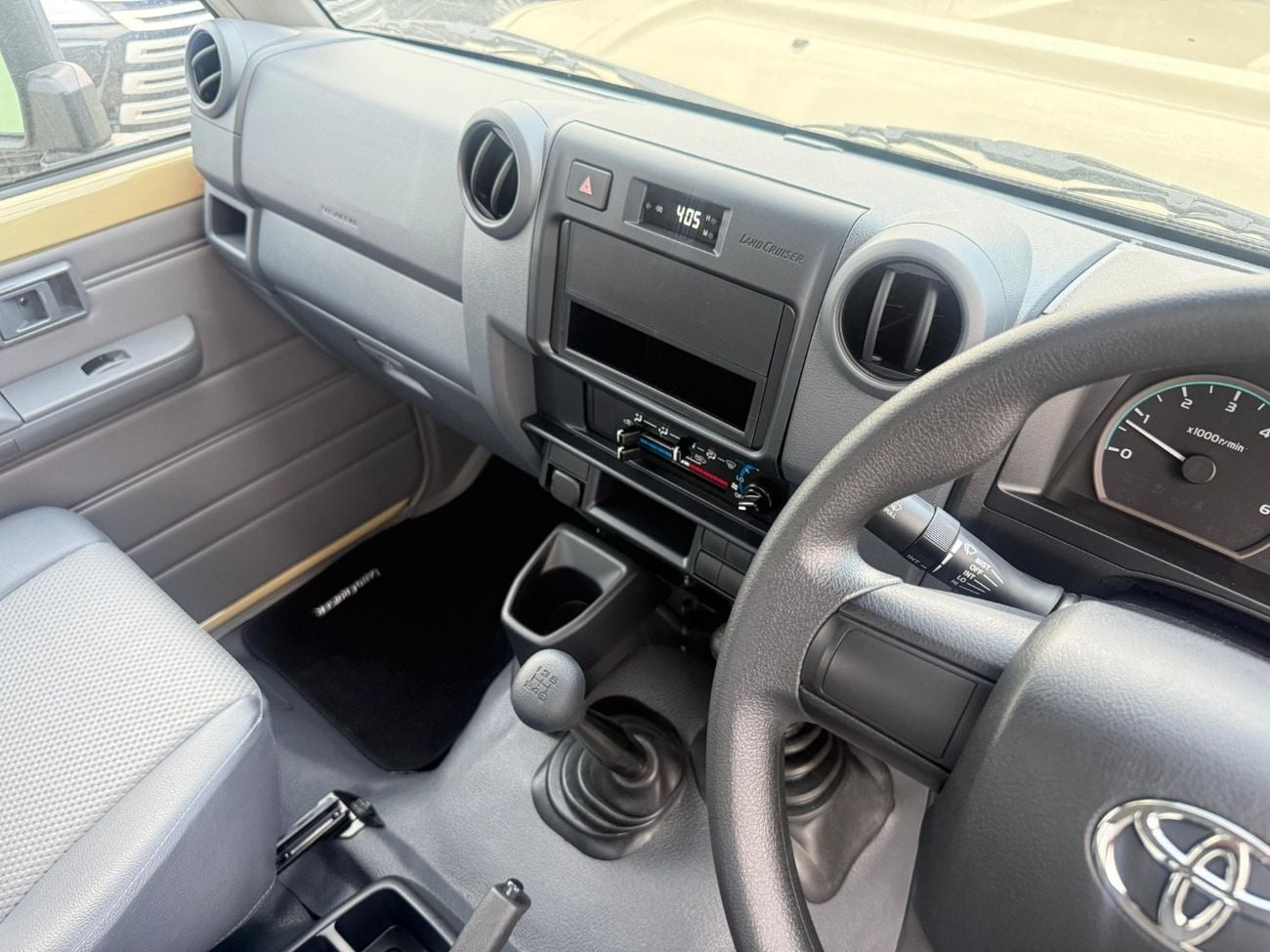 تويوتا لاند كروزر بيك آب LC79 4.2L V6 SINGLE CAB M/T