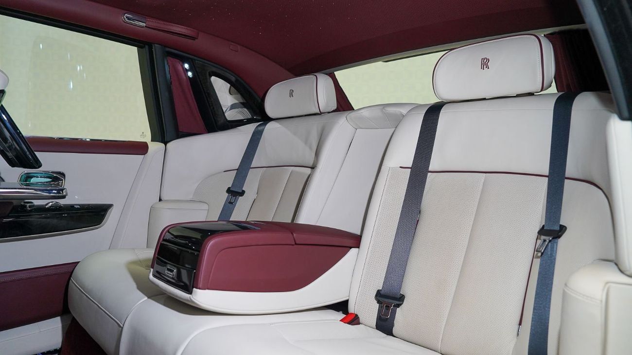 Rolls-Royce Phantom Silver Badge | AED 26,565 PM | Warranty - Service 2027 | GCC