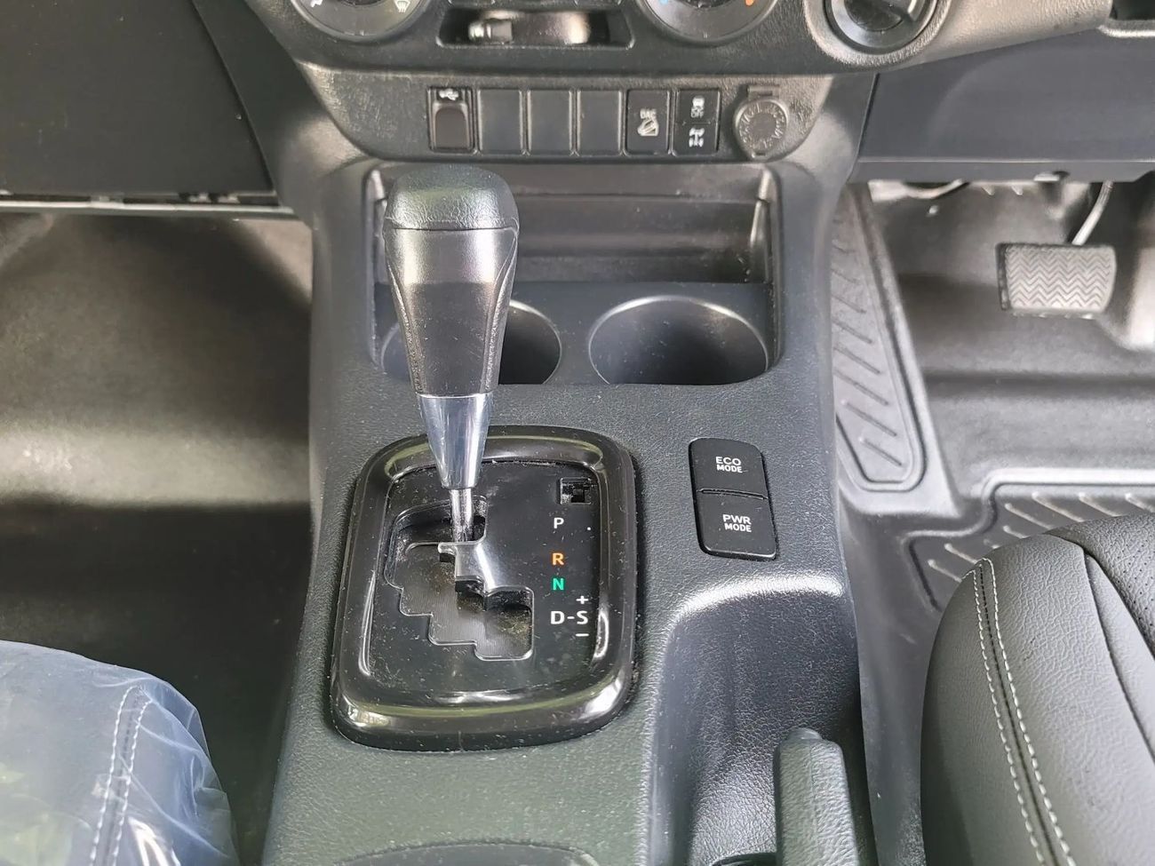 تويوتا هيلوكس 4X4 Diesel 2.8L Right Hand Drive (RHD)