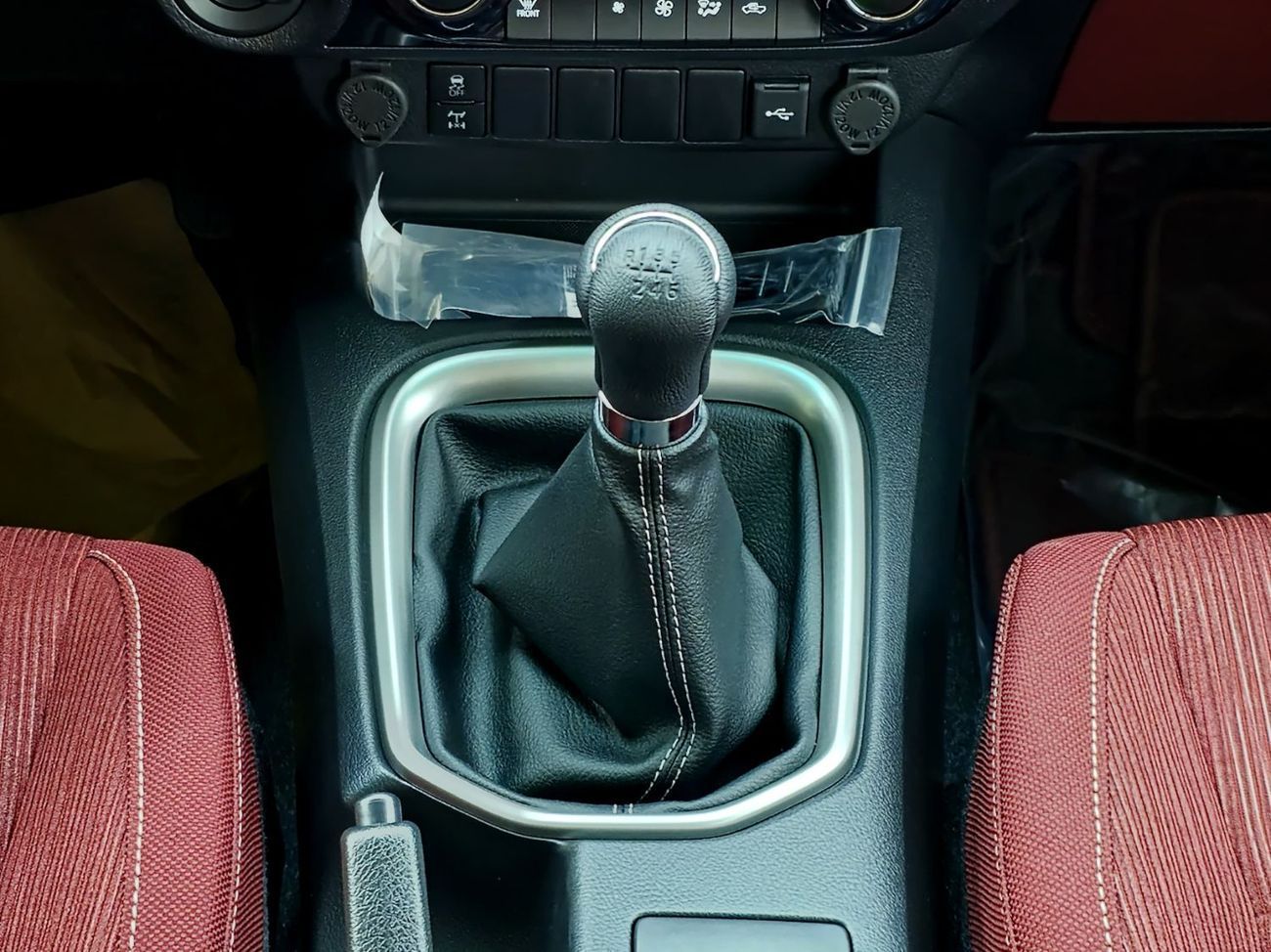 Toyota Hilux TOYOTA HILUX DIESEL 2.4 DOUBLE CABIN - M/T - HIGH OPTIONS - PUSH START - 2025 - WHITE INSIDE RED - N