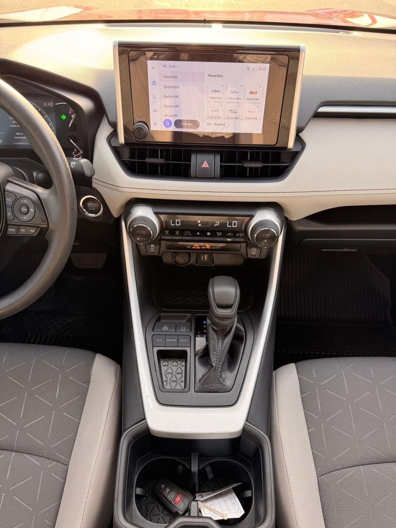 تويوتا راف ٤ XLE 2.5 L | sunroof, push start low mileage full option