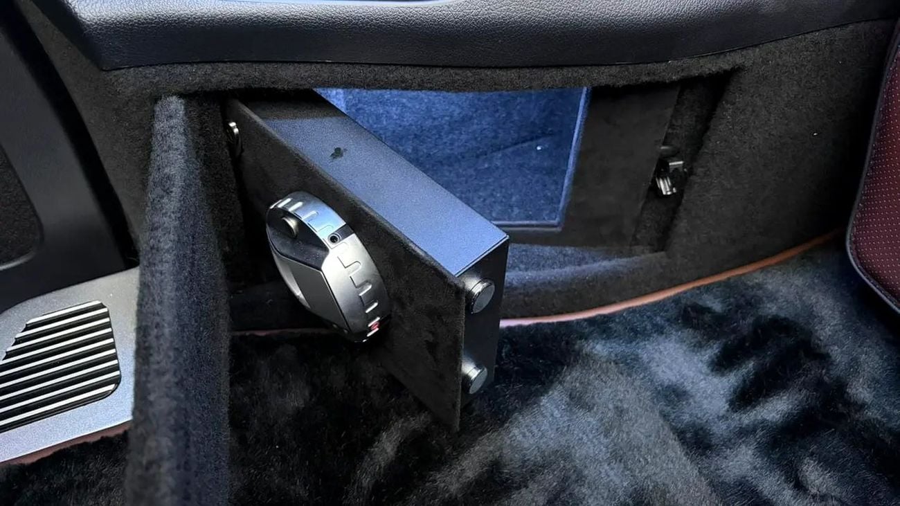 مرسيدس بنز V 300 ARRIVAL MODEL VIP MERCEDES GCC V300 with ADDITIONAL REAR AC - 2 Years Warranty by VLINE