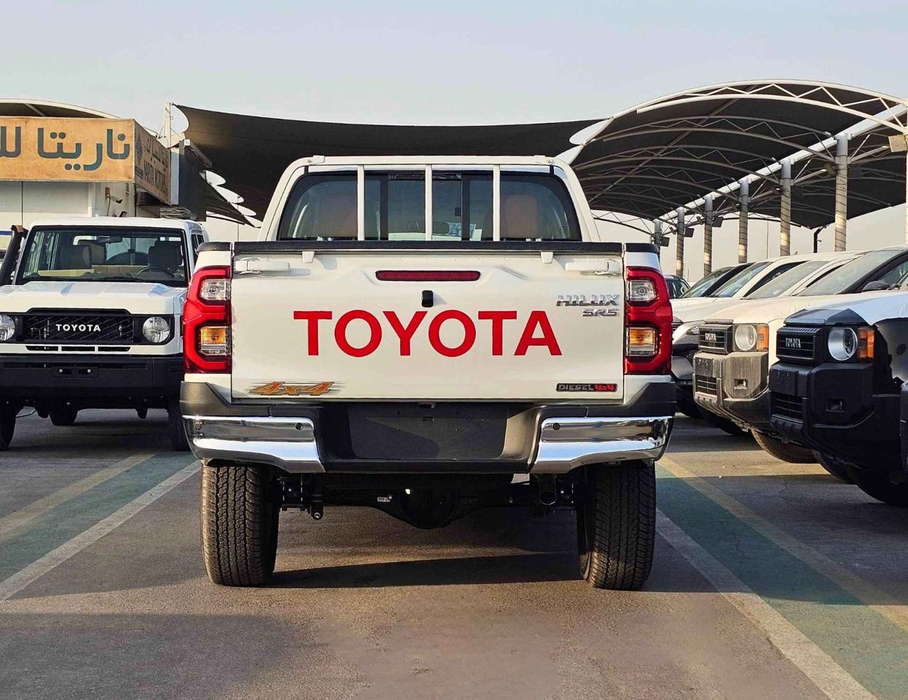 تويوتا هيلوكس SR5 FULL OPTION / A/T / 2.4L V4 DIESEL / DVD + CAMERA / BLIND SPOT / 4WD (CODE # HDAF2)