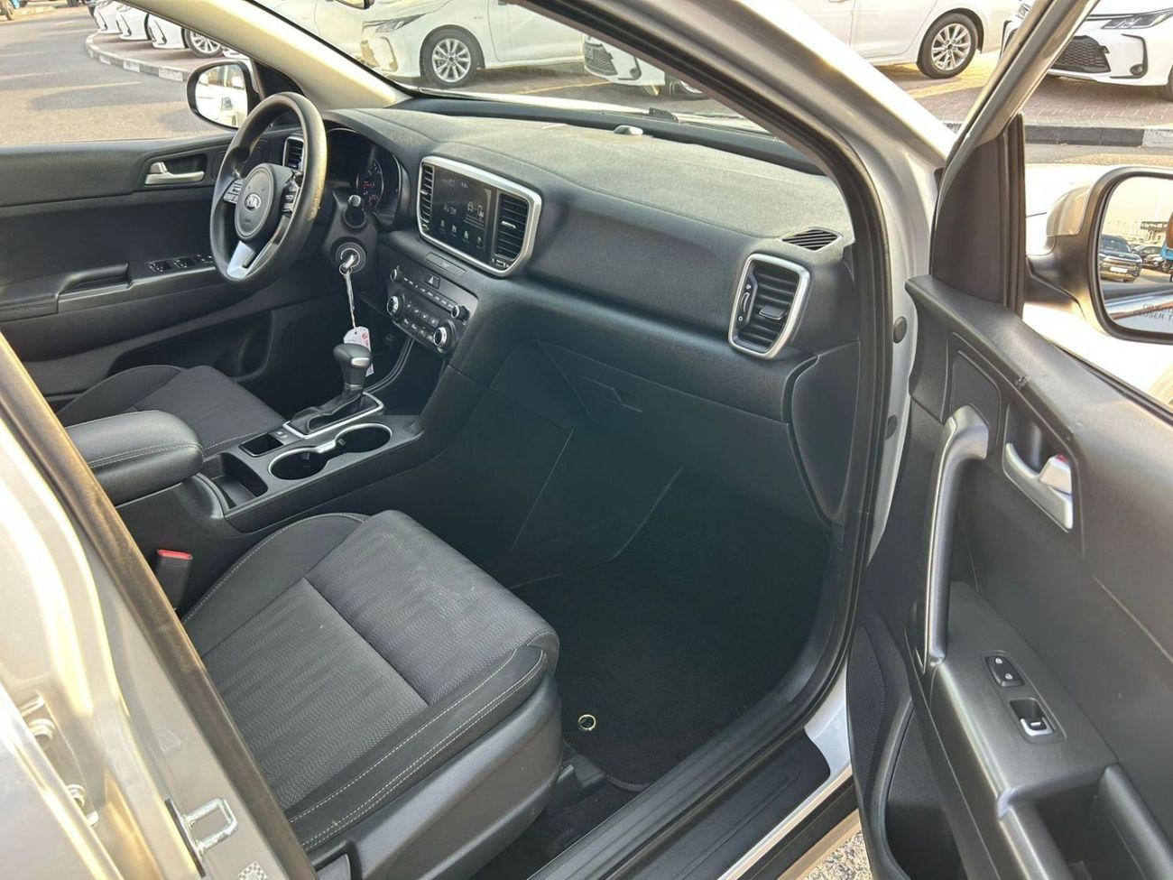 كيا سبورتيج 2020 Kia Sportage 2.4L V4 - MiOption+ - Apple/Android Play - Rear CAM - Rims -