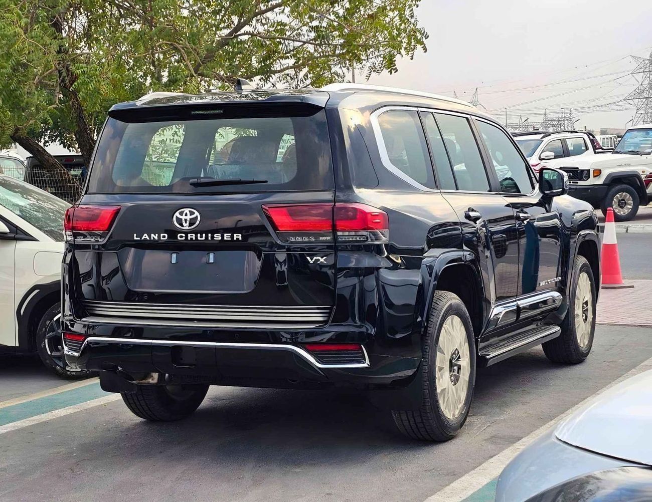 Toyota Land Cruiser VXR VX /4.0L PETROL V6 /RADAR /BIG DVD/JBL SPEAKERS / REAR ENTERTAINMENT DVD /MID OPTION (CODE#VX4MA
