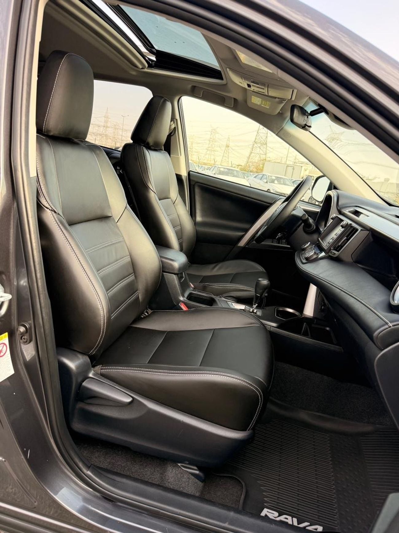 تويوتا راف ٤ XLE // sunroof,, leather seats// full option 2018