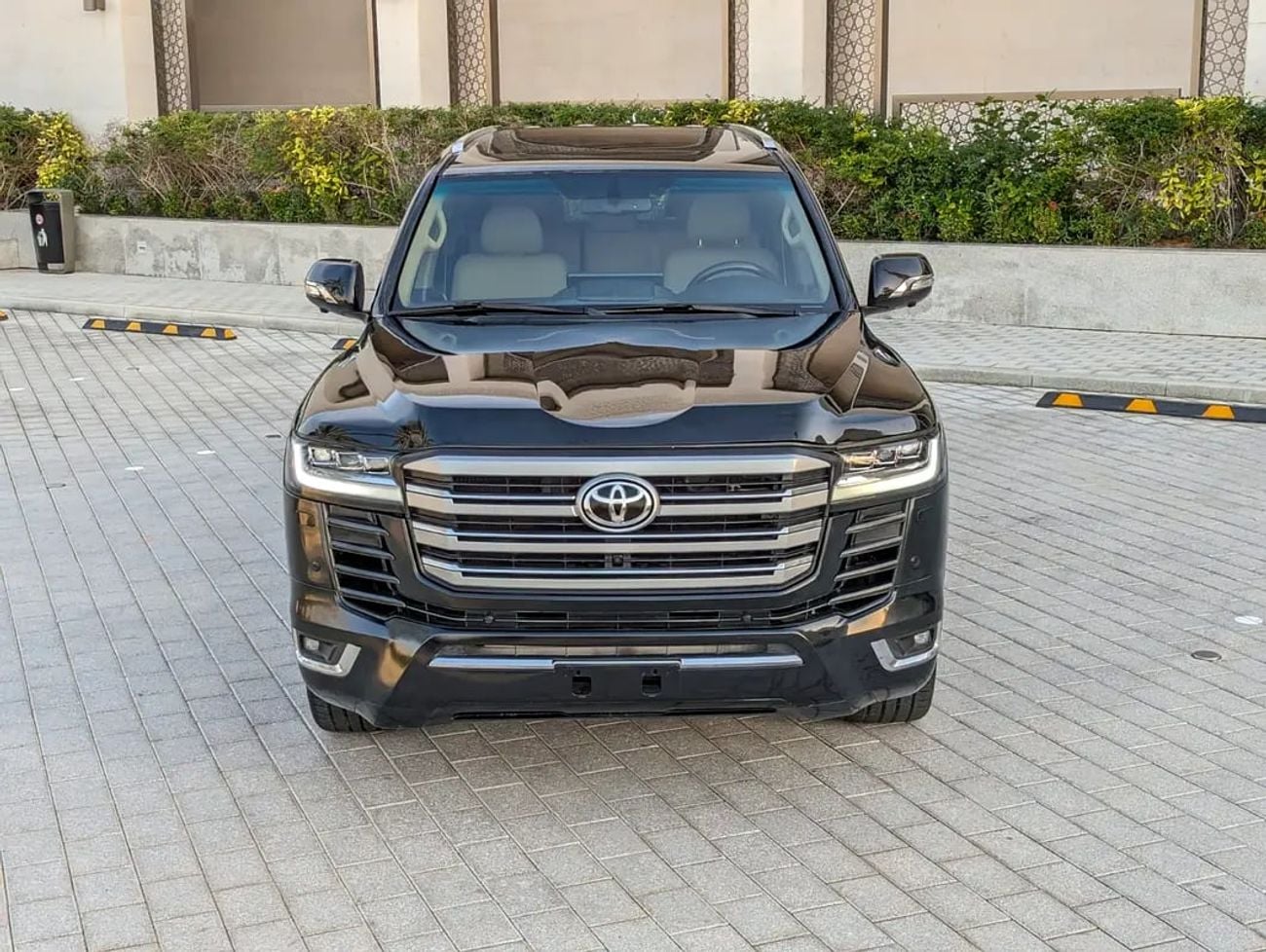 Toyota Land Cruiser FACELIFTED VXR V8 FULL OPTION GCC IN EXCELLENT CONDITION
