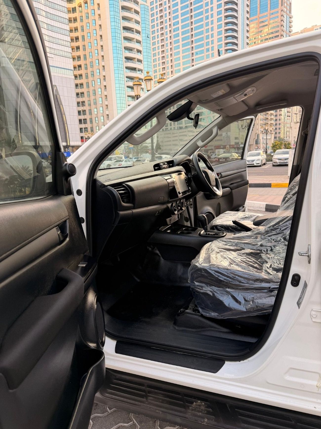 تويوتا هيلوكس SR with Bullbar