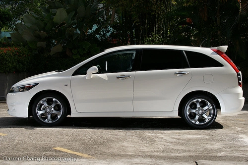 Honda Stream exterior - Side Profile