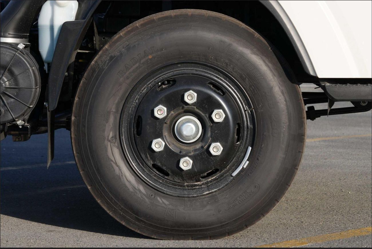 Isuzu NPR 4.6 L 6.5 T Chassis Cab