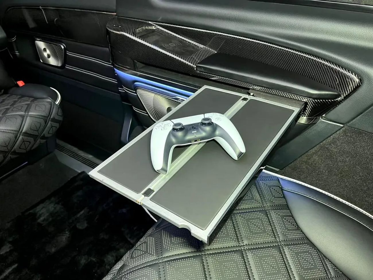 مرسيدس بنز V 300 ARRIVAL MODEL VIP MERCEDES GCC V300 with ADDITIONAL REAR AC - 2 Years Warranty by VLINE