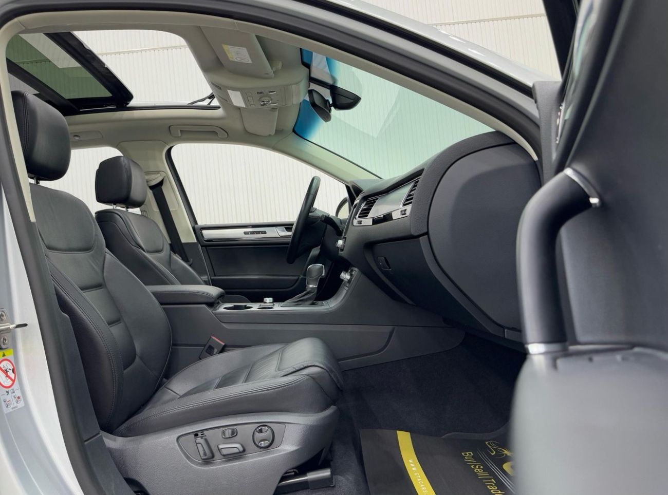 Volkswagen Touareg R-Line 3.0L 4WD 2018 Volkswagen Touareg R-Line, Warranty, Full Service History, Excellent Condition,