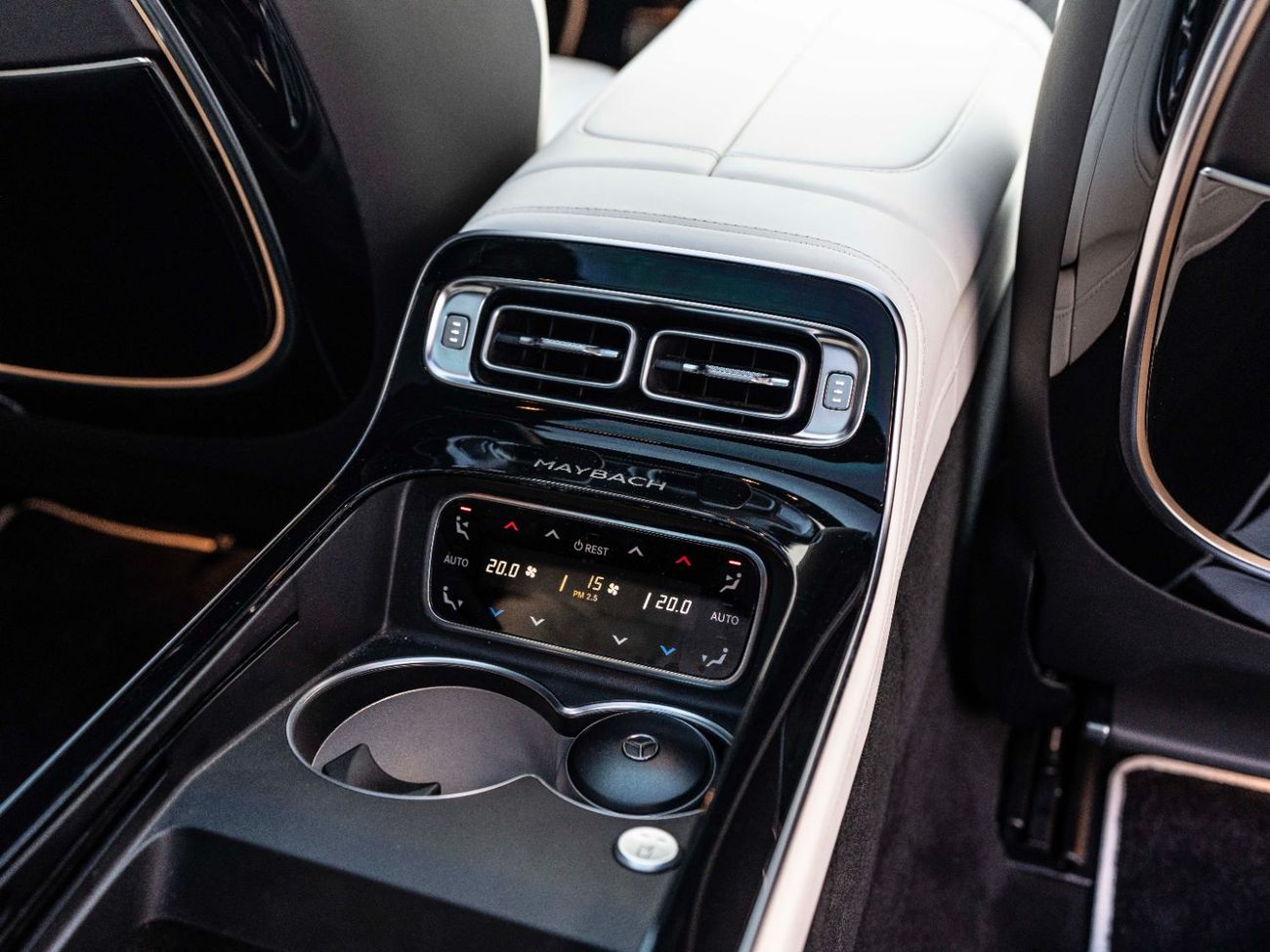 مرسيدس مايباخ S680 مايباخ LUXURY