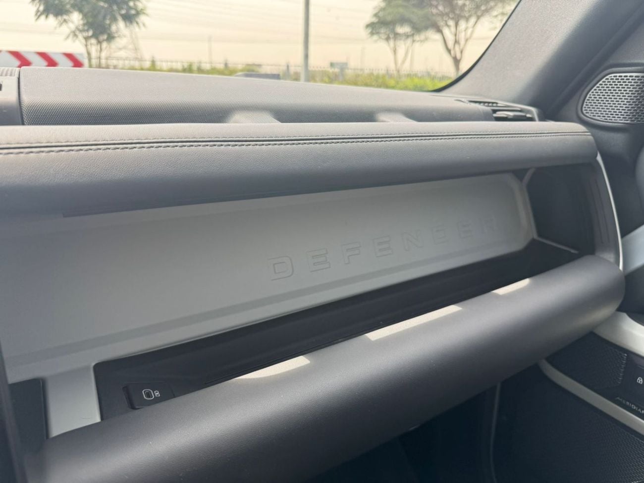 Land Rover Defender P400 90 X 3.0L (5 Seater)