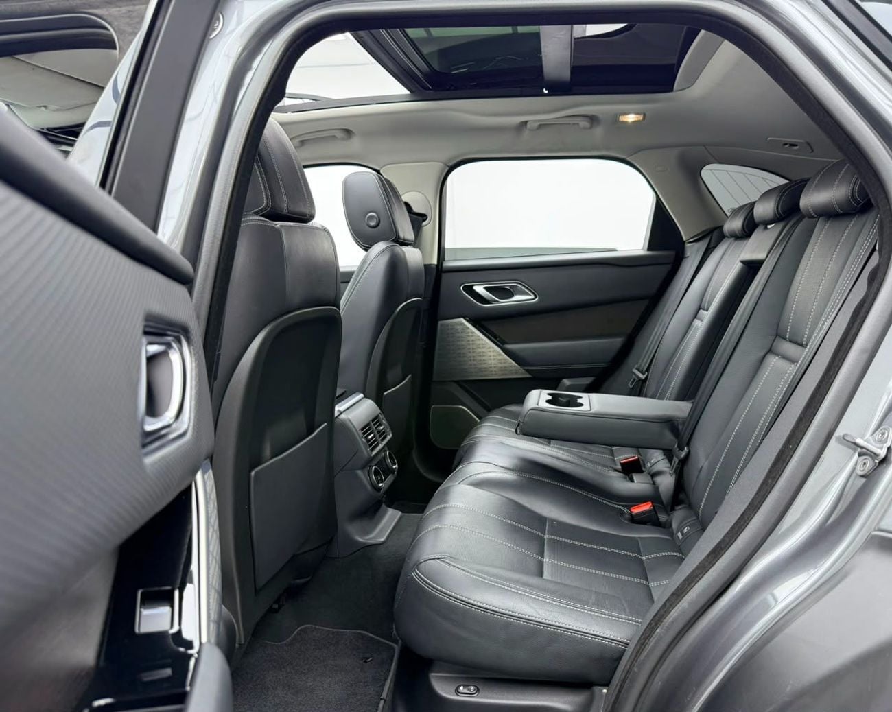 لاند روفر رينج روفر فيلار R-DYNAMIC SE 2018 Range Rover Velar P380 SE, Full Service History, Fully Loaded, Excellent Condition, GCC