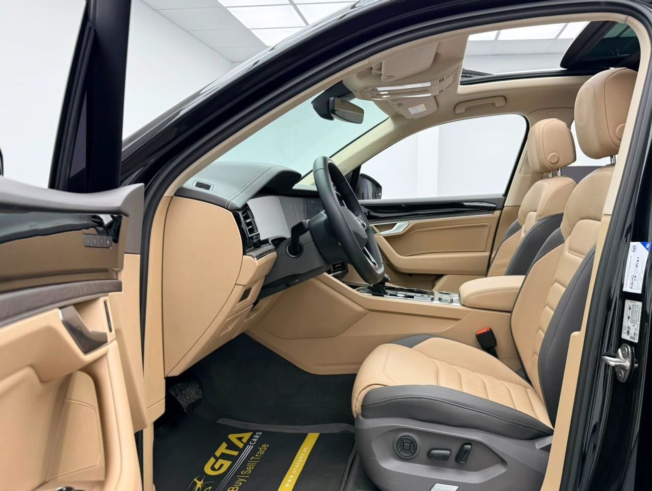 Volkswagen Touareg 2023 Volkswagen Touareg Atmosphere Plus, 2029 VW Warranty + Service Pack, Low Km, Fully Loaded, GCC