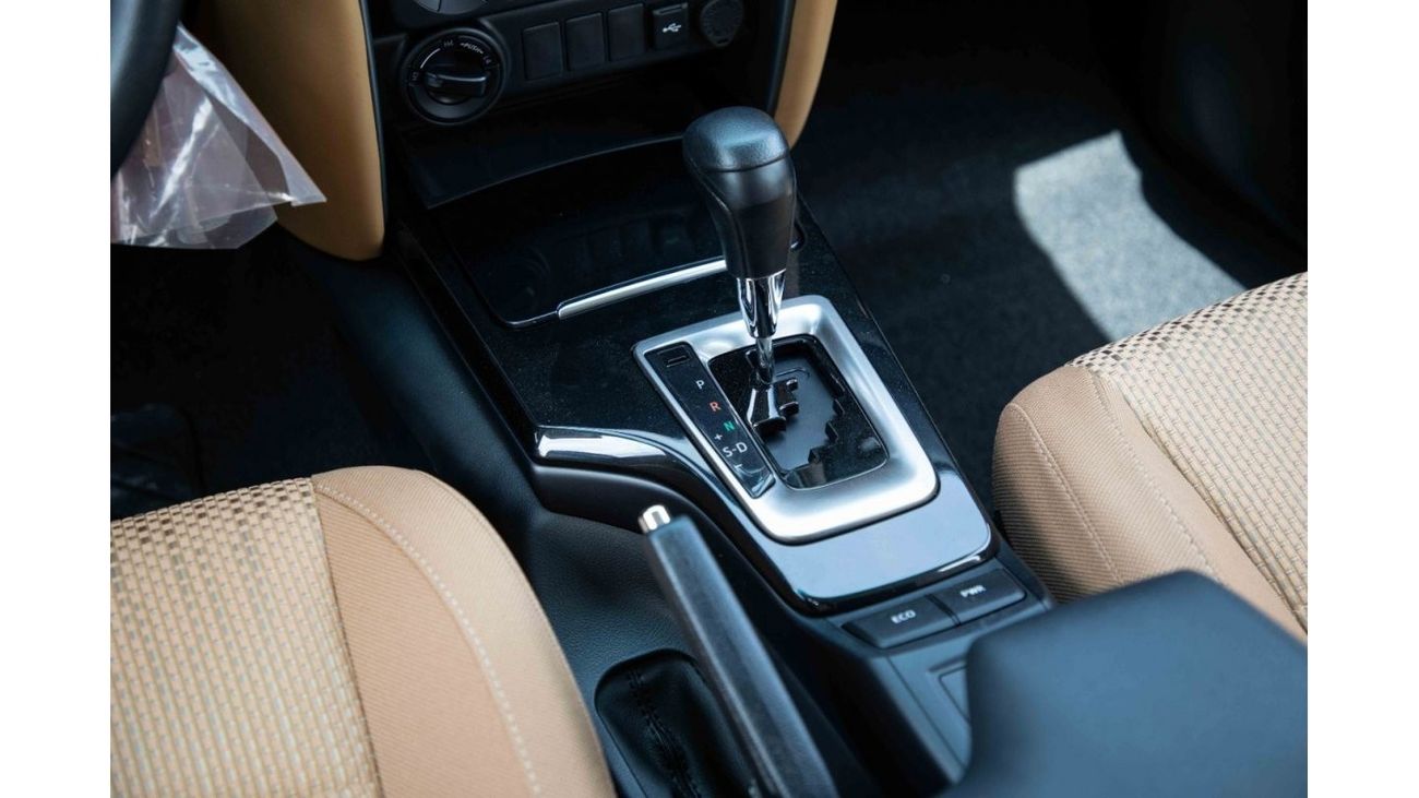 تويوتا فورتونر تويوتا فورتشنر 2024 4X4 2.4 Low - ابيض بلاتيني لؤلؤي من الداخل شامواه